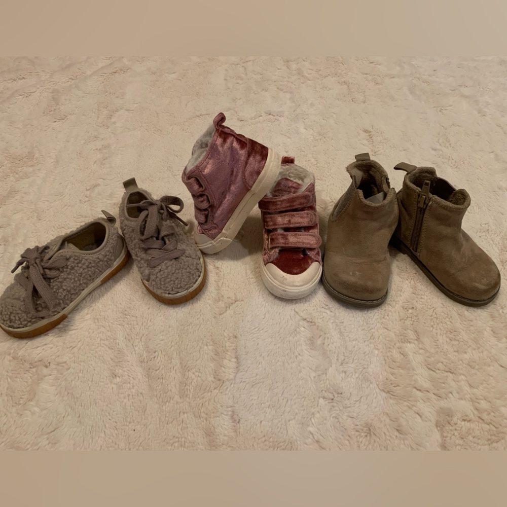 Girls shoes lot. Sneaker and boots. 5/6 toddler